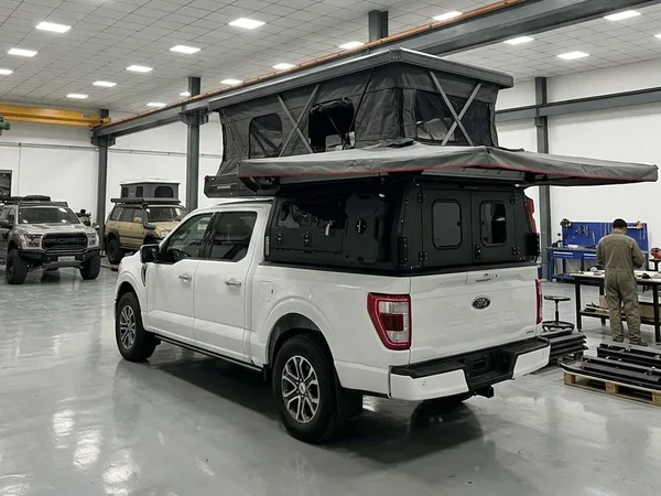 Slide-in camper fitted on a Ford F-150